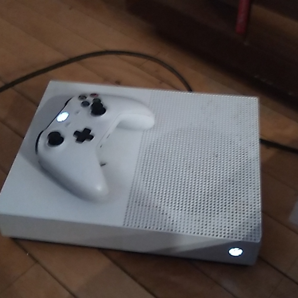 Xbox one s with 1 controller